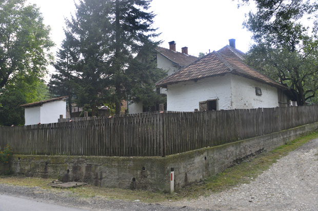 ДЕТАЉИ УЖАСА КОД СОПОТА: Вратио се из шљивика и пуцао себи у главу из дединог пиштоља